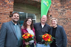 Kommunalwahl 2014:Vorstandssprecher*innen Anna Paul und Peter Alberts gratulieren den Spitzenkandidat*innen Helga Bennink und Carsten Peters