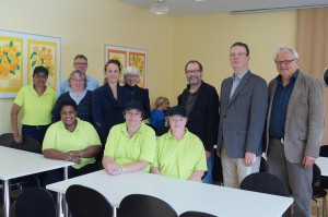 Maike Grabowski (4vl.) und Kalle Neubert (3vr.) zusammen mit der Schulleitung, der Schulpflegschaft und dem Cafetariateam des Ratsgymnasiums 