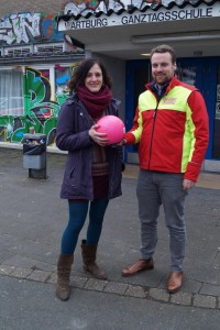 Nun kann gespielt werden – Die Geschäftsführerin der GRÜNEN, Maike Grabowski, übergibt Spende von 16 Fußbällen an Flüchtlingsunterkunft