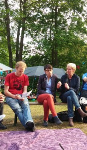 Maria Klein-Schmeink und Josefine Paul im Gespräch mit den Aktivist*innen des Protestcamps an der Wartburgschule
