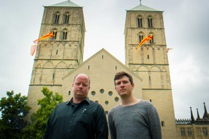 Carsten Peters (links) und Stephan Orth (rechts) vorm Paulusdom