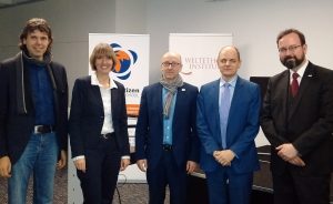 Otto Reiners (Fraktionssprecher grüne Ratsfraktion Münster), Anke Präger (Kämmerei Stuttgart), Wilfried Münch (GLS Bank Stuttgart), Florian Sommer (Union Investment) und Dr. Bernd Villhauer (Weltethos Institut) 