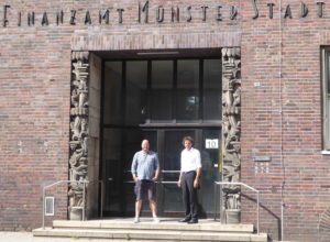 Ratsherr Carsten Peters und Fraktionssprecher Otto Reiners vor dem leerstehenden Gebäude des alten Finanzamtes an der Münzstraße in Münster