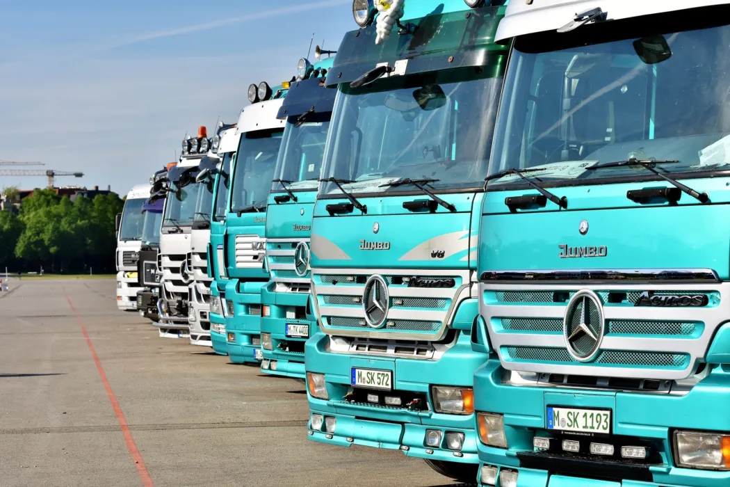 Eine ganze Menge parkender LKW