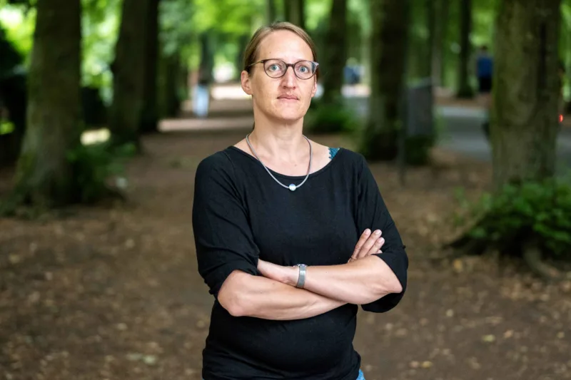 Sprecherin Birgit Wolters steht mit ernstem Gesichtsaudruck auf der Promenade