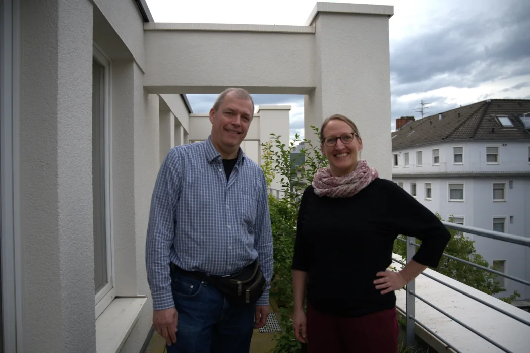 Christian Overmann und Birgit Wolters auf dem Balkon der Grünen Kreisgeschäftsstelle