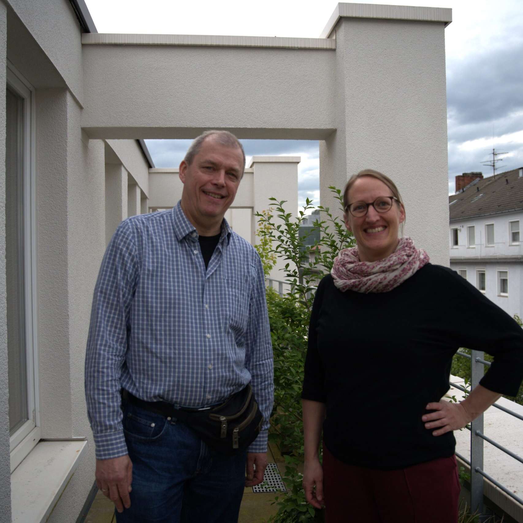 Christian Overmann und Birgit Wolters auf dem Balkon der Grünen Kreisgeschäftsstelle