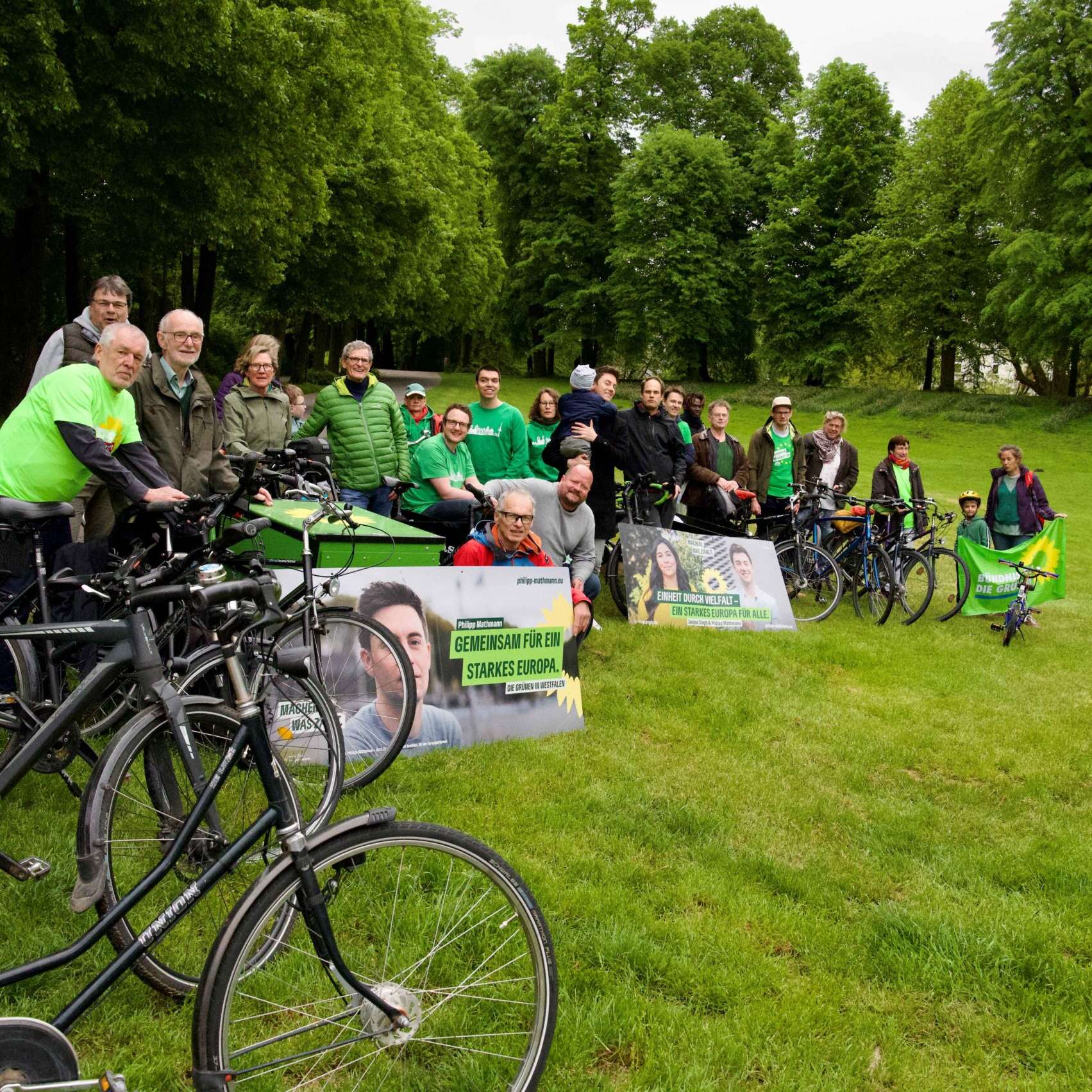 Grüne Mitglieder machen ein Gruppenfoto mit Fahrrädern zum Stadtradeln
