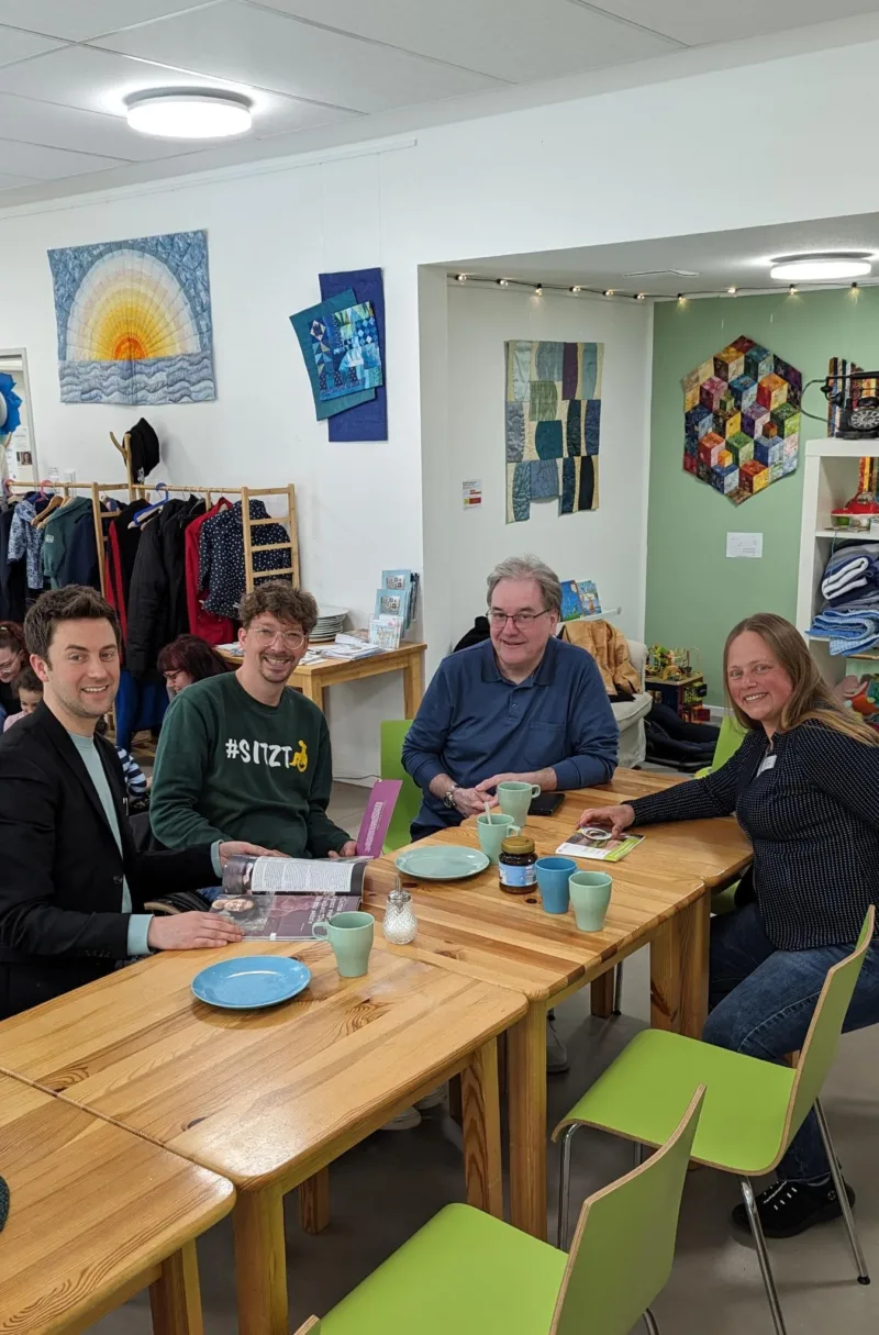 Philipp Mathmann, Denis Sonne und Harald Wölter reden an einem Tisch mit Yvonne Plöger