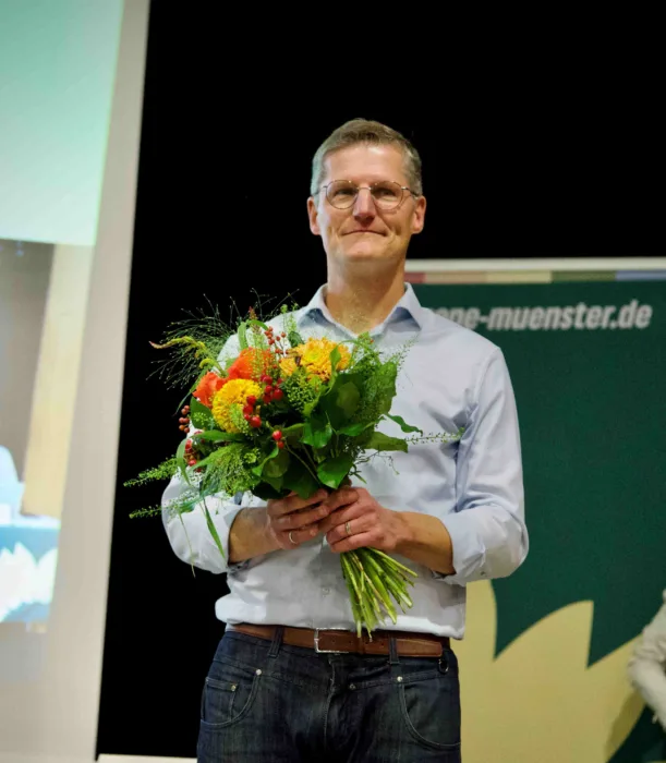 Tilman Fuchs mit einem Blumenstrauß