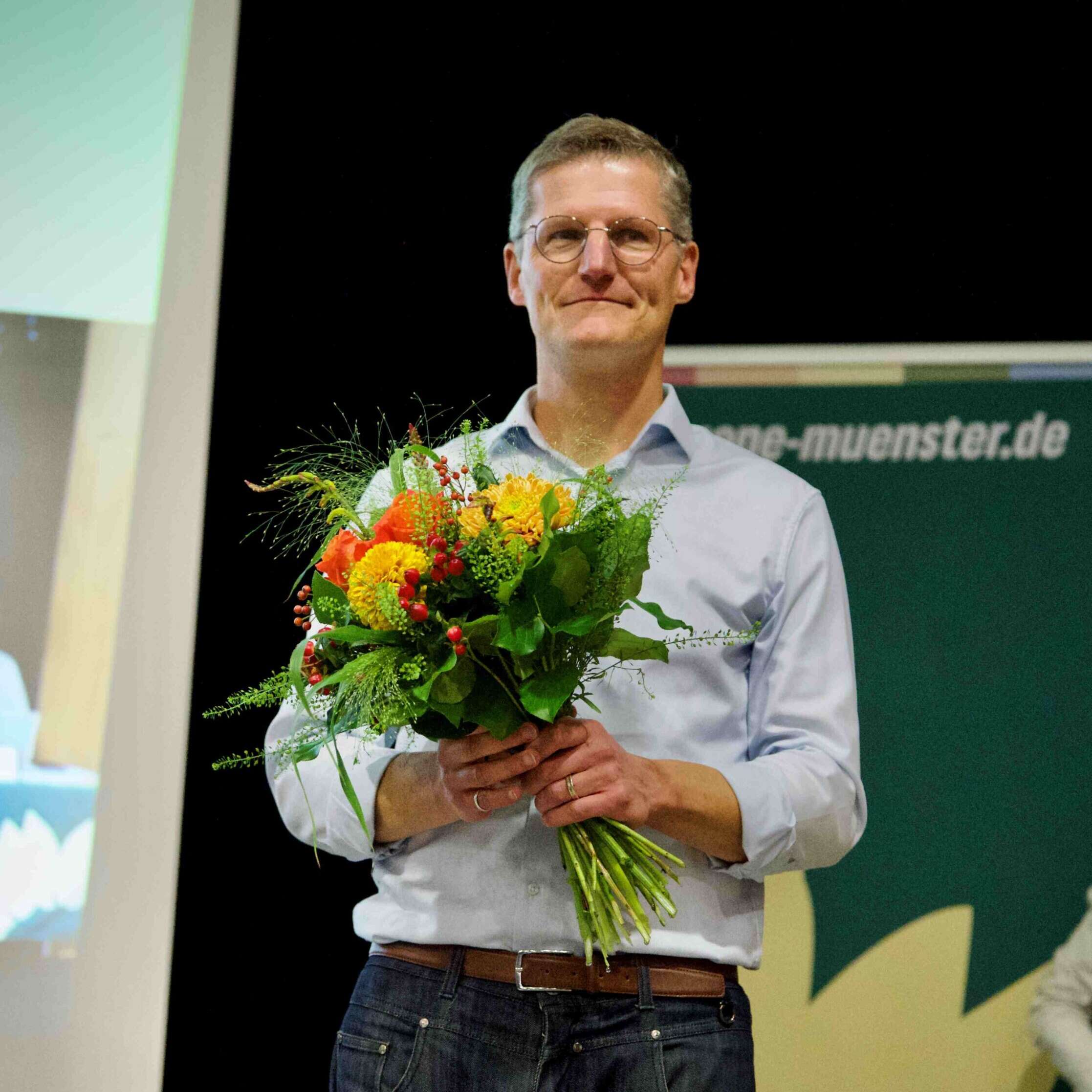 Tilman Fuchs mit einem Blumenstrauß