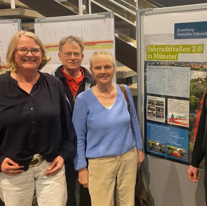 Ratskandidatin Anja Kallfelz, Elmar Post und Hedwig Wening mit einem Informationsplakat