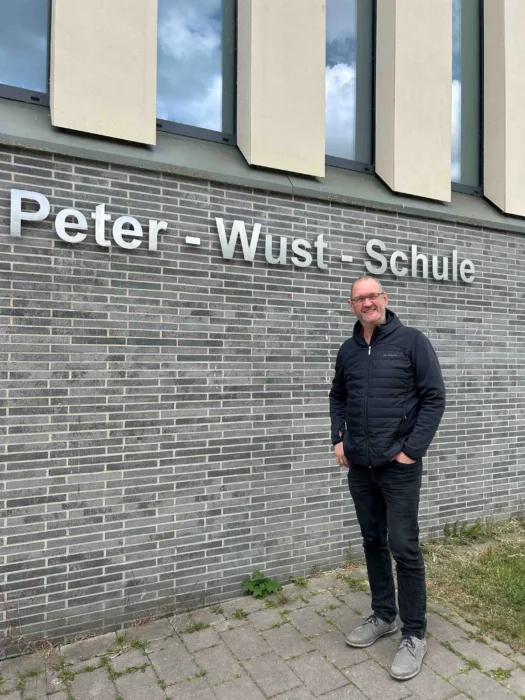 Michael Fiege vor der Peter-Wust-Schule
