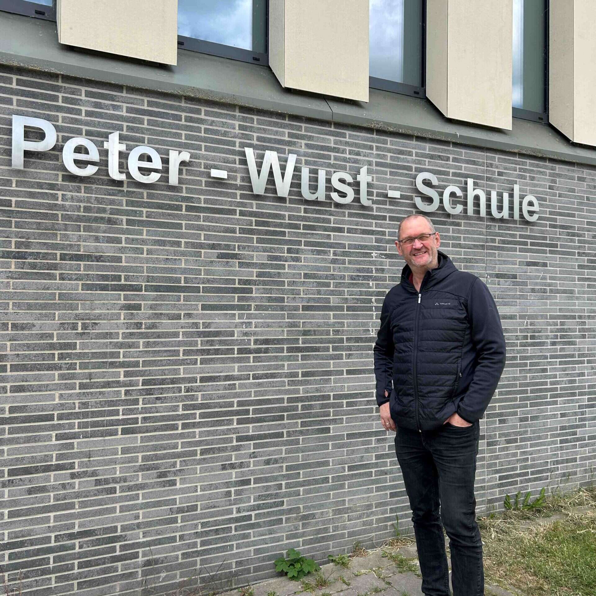 Michael Fiege vor der Peter-Wust-Schule