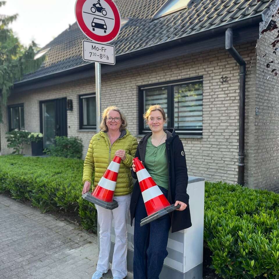Anja Kallfelz und Mathilda Harbering stehen nebeneinander und halten Pylonen