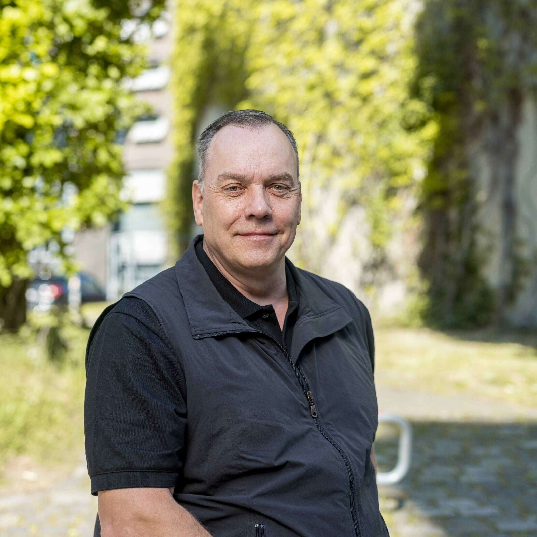 Stefan Burkötter lächelt in die Kamera