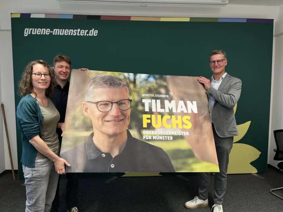 Sonja Völker, Jörg Rostek und Tilman Fuchs mit einem Plakat