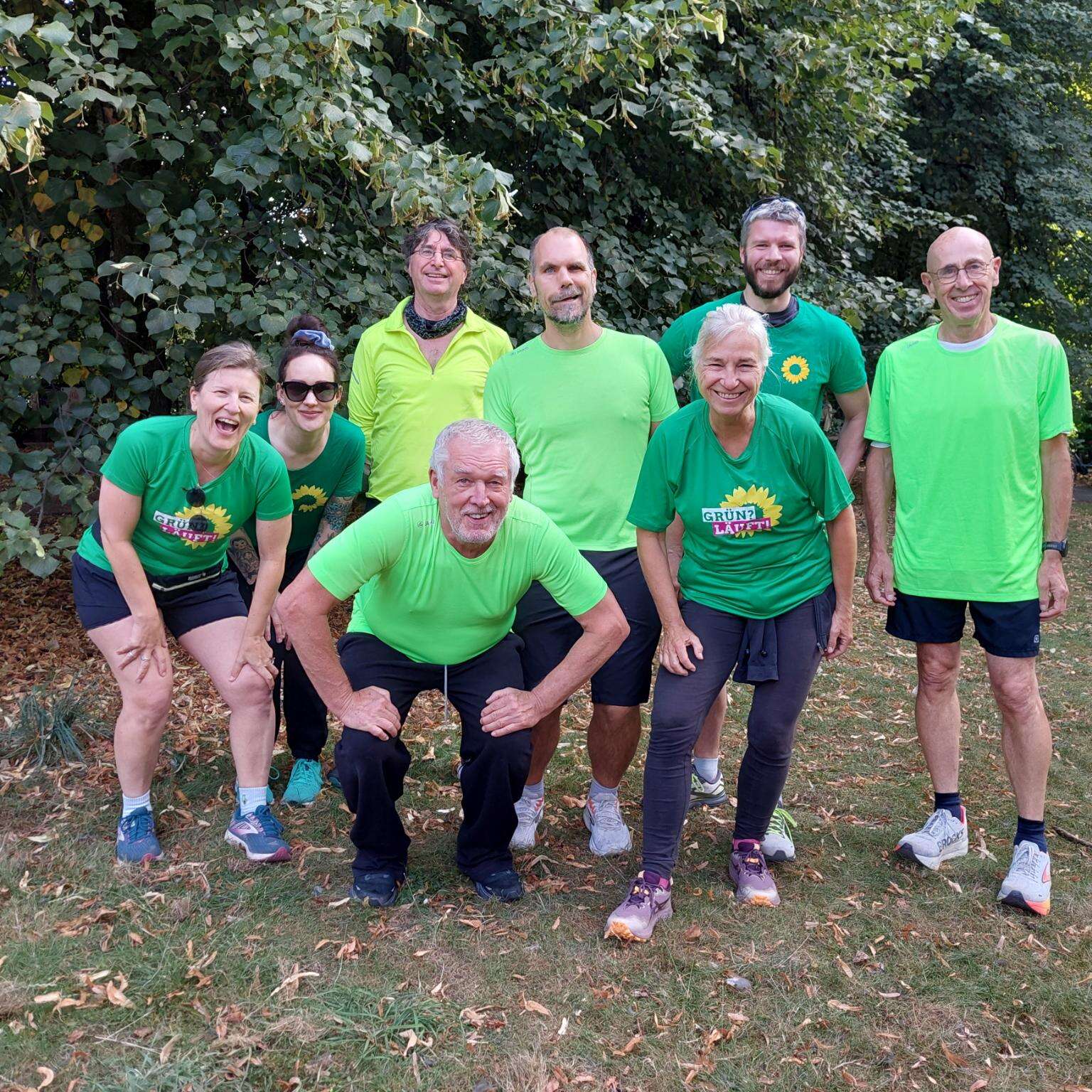 Verschiedene Läufer*innen der Grünen Marathonstaffeln posieren für ein Gruppenfoto