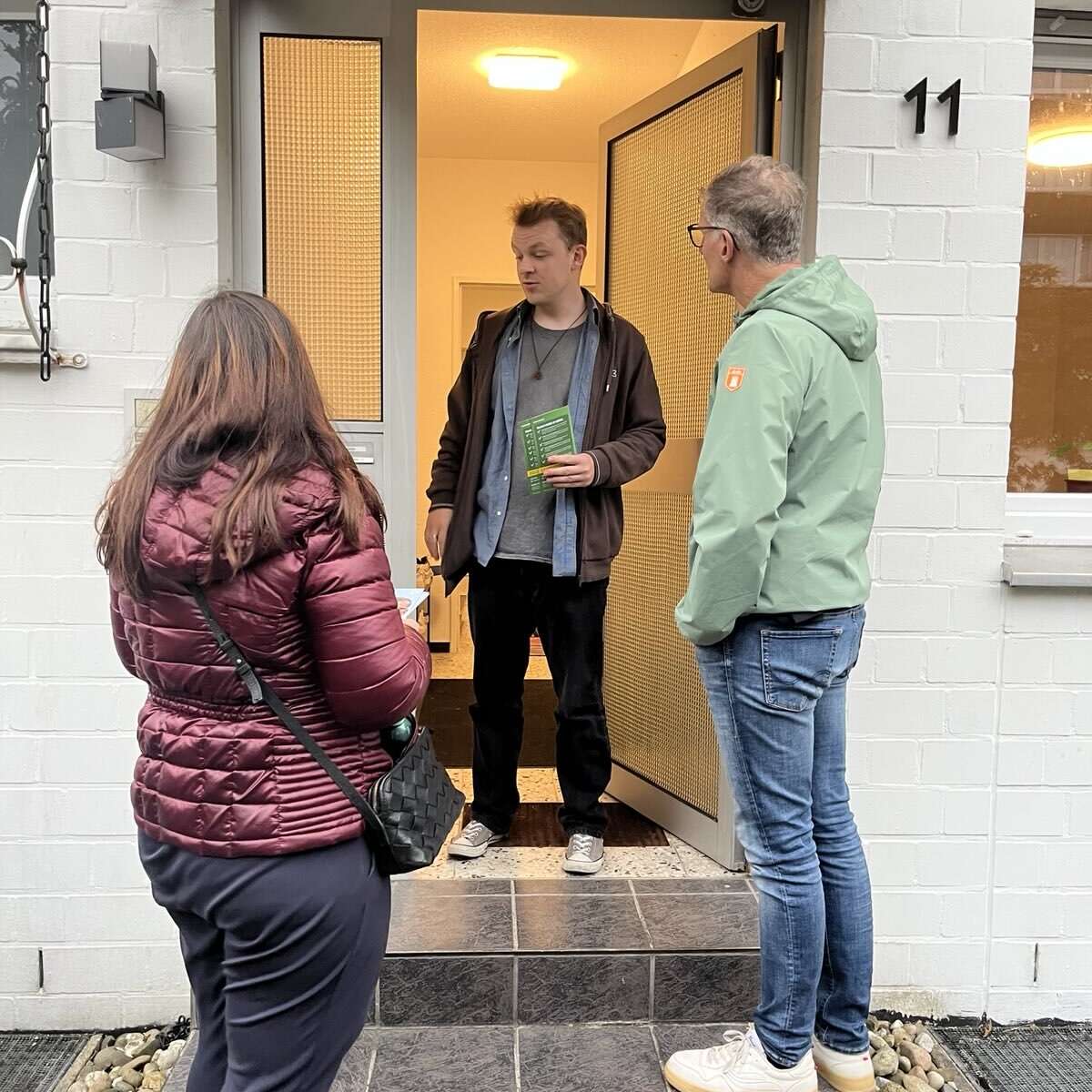 Yazgülü Zeybek und Tilman Fuchs im Austausch mit einem Anwohner