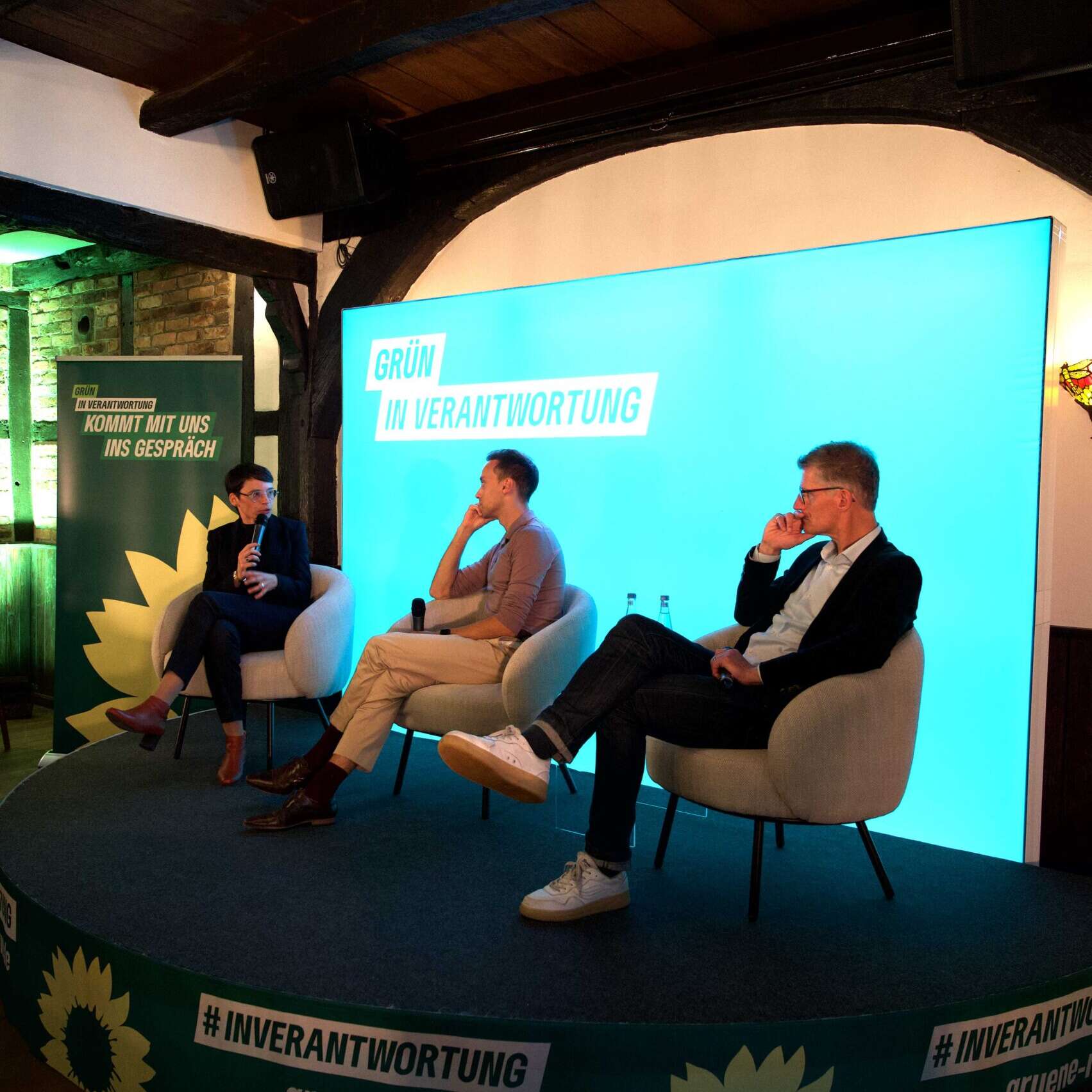 Josefine Paul, Tim Achtermeyer und Tilman Fuchs diskutieren auf einem Podium