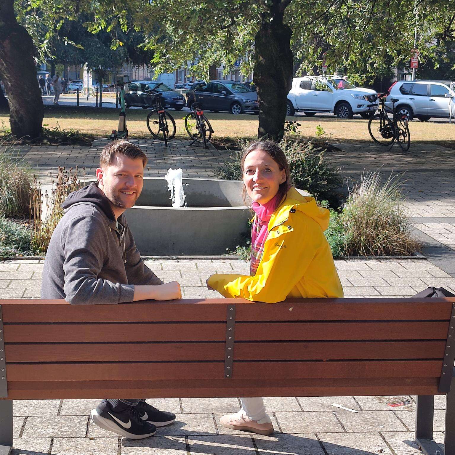 Simon Haack und Anne Herbermann auf einer Bank am Servatiiplatz