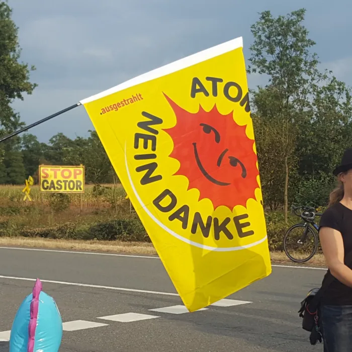Eine "Atomkraft Nein Danke" Fahne wird in die Kamera gehalten