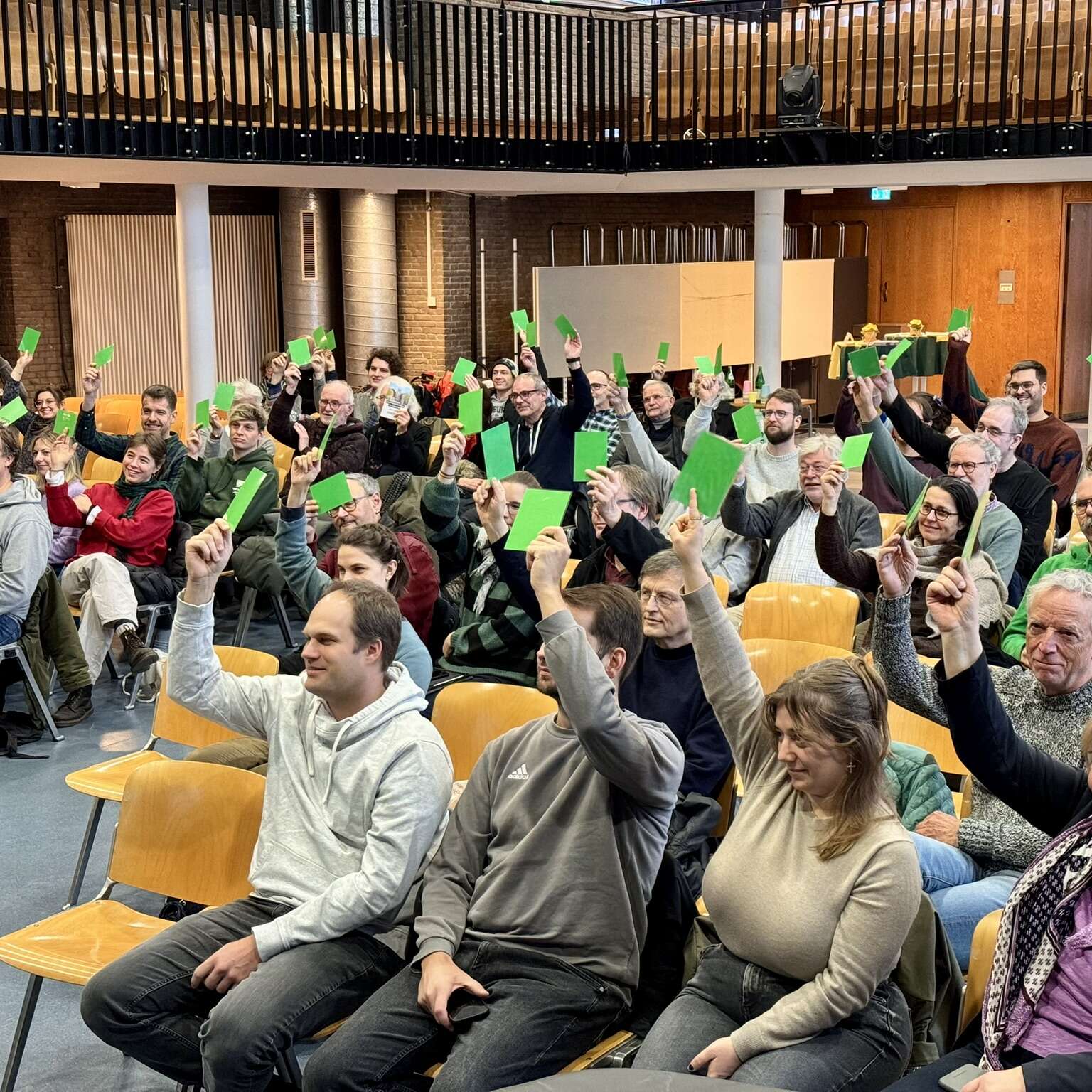 Die anwesenden Mitglieder heben ihre Stimmkarten, um dem Koalitionsvertrag zuzustimmen.