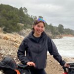 Elisa mit ihrem Fahrrad am Meer