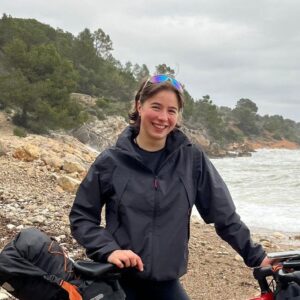 Elisa mit ihrem Fahrrad am Meer