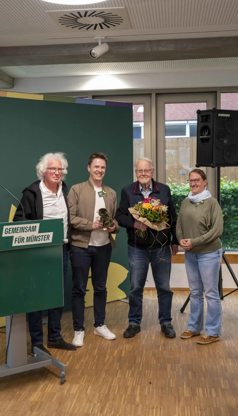 Laudator Wilhelm Breitenbach, Kreisverbandssprecher Tobias Stieb, Winni Nachtwe und Kreisverbandssprecherin Birgit Wolters stehen in einer Reihe und lachen in die Kamera