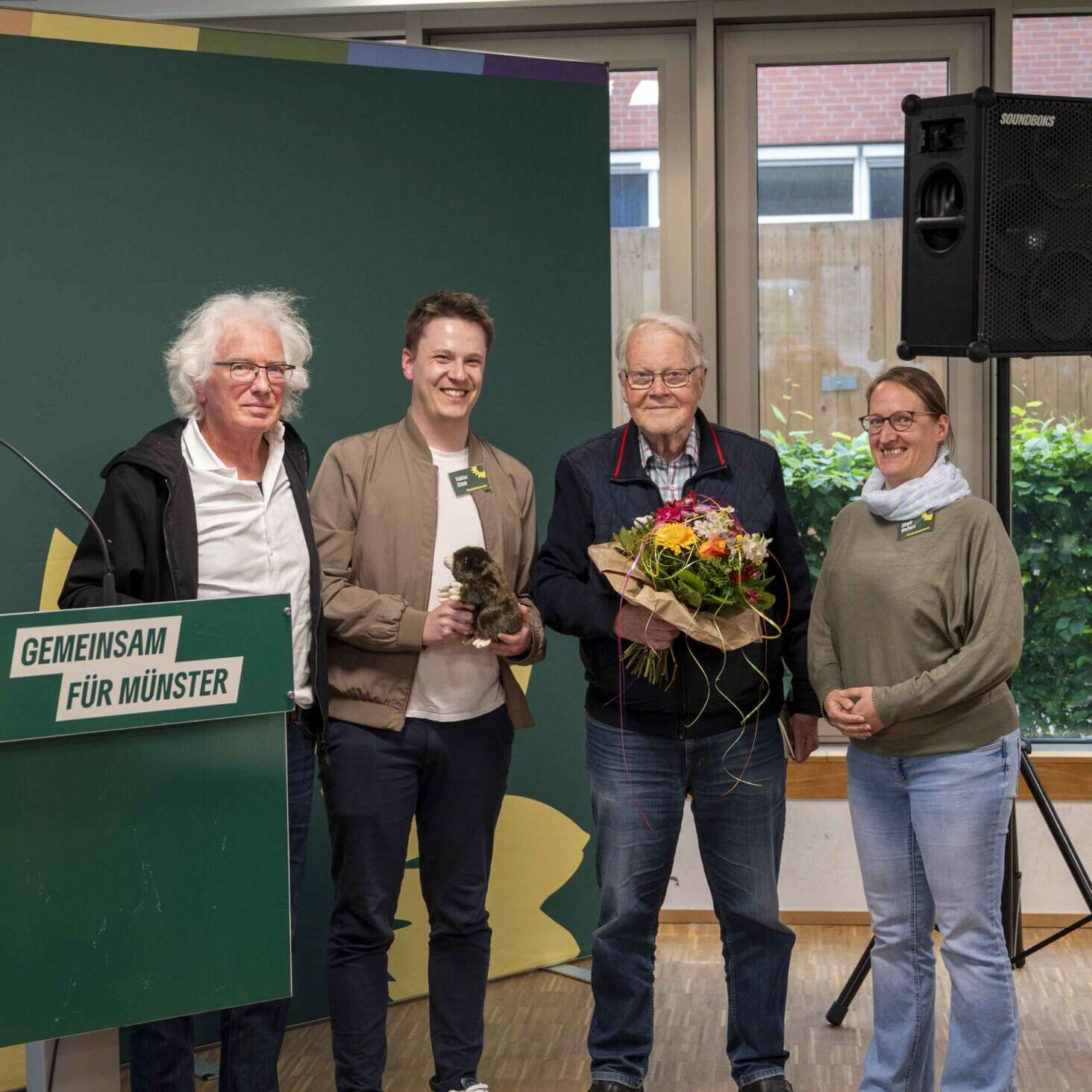 Laudator Wilhelm Breitenbach, Kreisverbandssprecher Tobias Stieb, Winni Nachtwe und Kreisverbandssprecherin Birgit Wolters stehen in einer Reihe und lachen in die Kamera