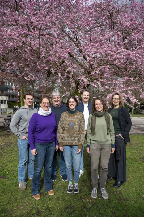 Der Grüne Kreisvorstand steht für eine Gruppenfoto vor einem Kirschbaum