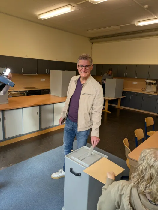 Tilman Fuchs wirft seine Stimme in eine Wahlurne